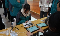 蘭州新華互聯網學校發放秋季助學金資助卡，助力學生成長