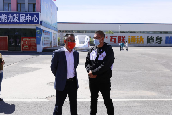 獻愛心 做公益，新安社區(qū)來送旗