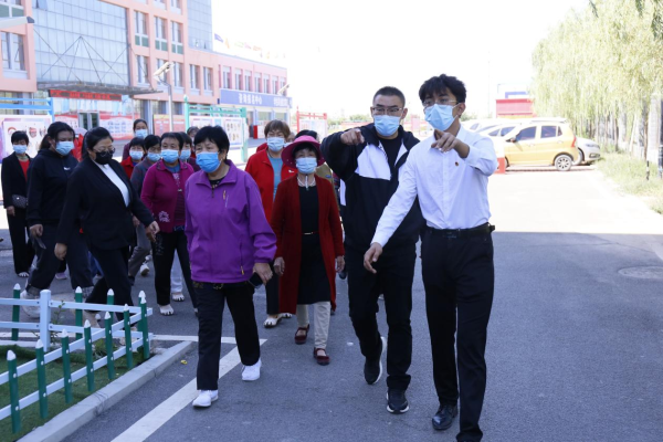 獻愛心 做公益，新安社區(qū)來送旗