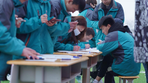 蘭州新華學校學籍信息采集第一天，現場太火爆！