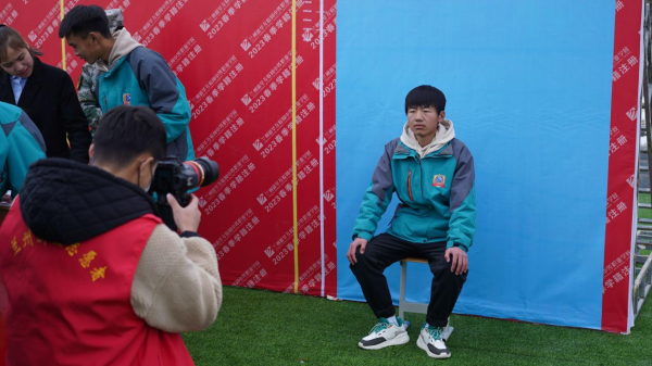 蘭州新華學校學籍信息采集第一天,現場太火爆!