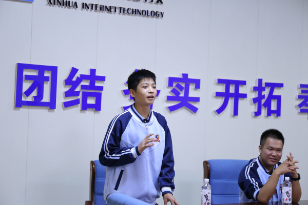 逐夢(mèng)青春 展望未來(lái)——蘭州新華新生座談會(huì)