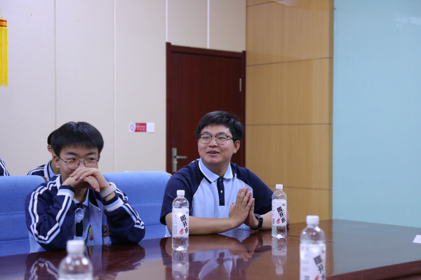 逐夢(mèng)青春 展望未來(lái)——蘭州新華新生座談會(huì)