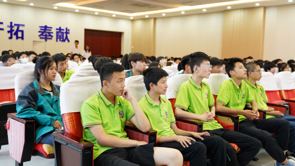 “強體潤心 健康邁向新學年” ——蘭州新華互聯網學校開學第一課