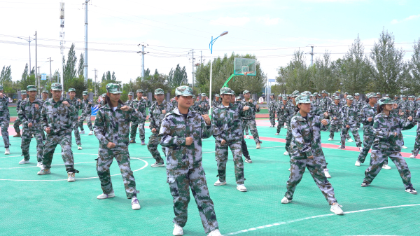 蘭州新華軍訓匯演 展示新生風采