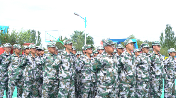 蘭州新華軍訓匯演 展示新生風采