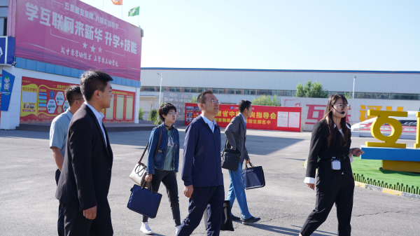 蘭州市教育局領(lǐng)導(dǎo)蒞臨蘭州新華學(xué)校檢查指導(dǎo)開學(xué)工作