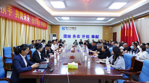 攜手共進(jìn) 共創(chuàng)未來(lái) 蘭州新華高三學(xué)生家長(zhǎng)會(huì)