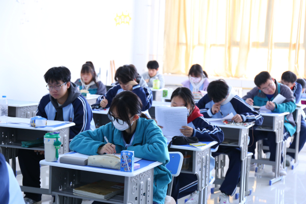 挑戰(zhàn)自我 勇攀高峰 職普融通高中實驗班期中考試