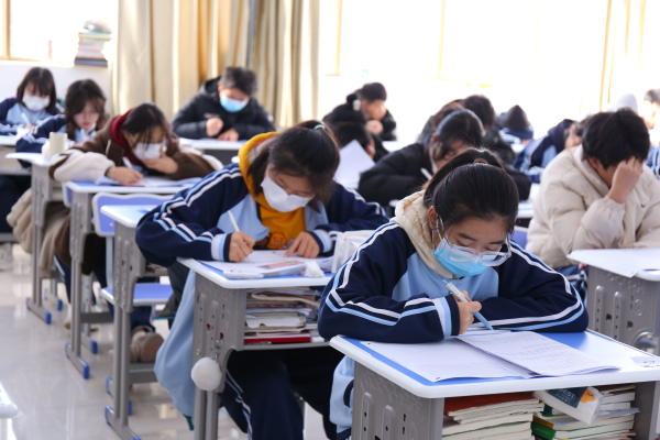 挑戰(zhàn)自我 勇攀高峰 職普融通高中實驗班期中考試