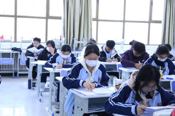 挑戰(zhàn)自我 勇攀高峰 職普融通高中實驗班期中考試